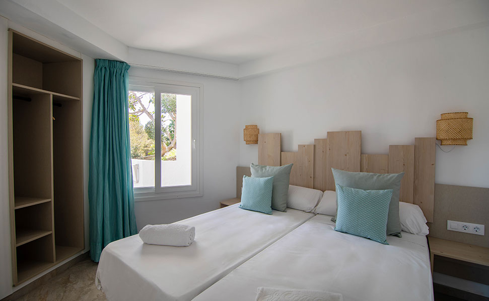 Kleiderschrank und Bett Apartment Marsenses Ferrera Blanca Hotel Doppelzimmer Apartment Marsenses Ferrera Blanca Hotel