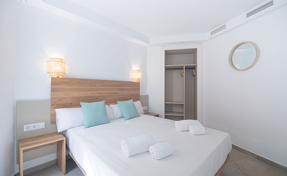 Kleiderschrank und Bett Apartment Marsenses Ferrera Blanca Hotel Doppelzimmer Apartment Marsenses Ferrera Blanca Hotel