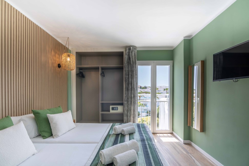 Sofa-Lounge superior apartment mit zugang zum pool marsenses natura olea hotel