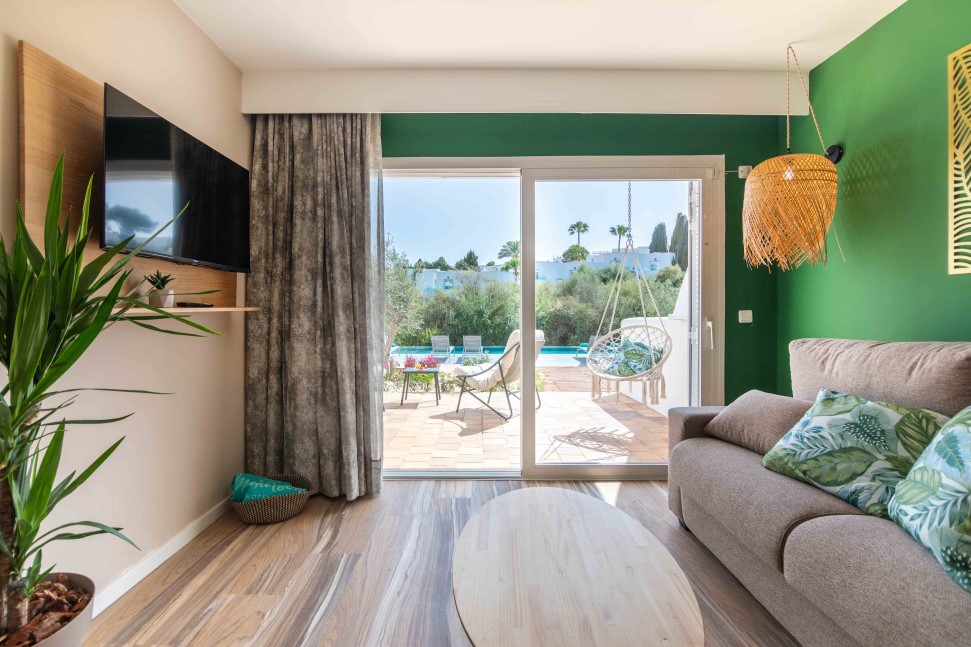 Wohnbereich und Zugang zur Terrasse superior apartment Swim Up marsenses natura olea hotel