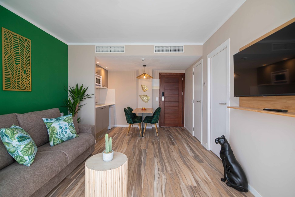 Wohnzimmer superior apartment mit poolblick marsenses natura olea hotel