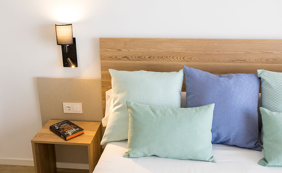 Bett und Lampe Doppelzimmer marsenses paradise club hotel