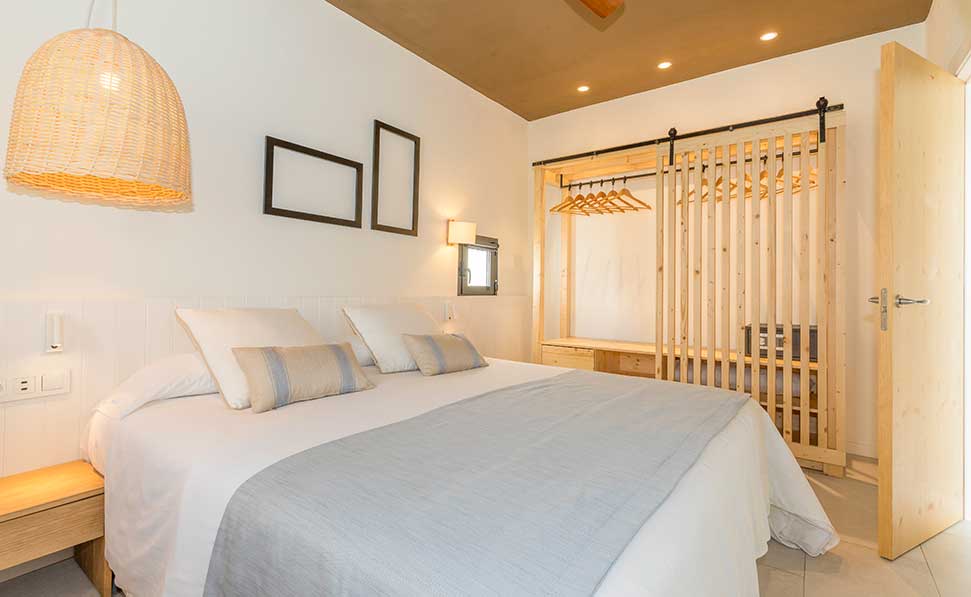 Bett und Lampe Superior Suite mit Poolblicka marsenses paradise club hotel