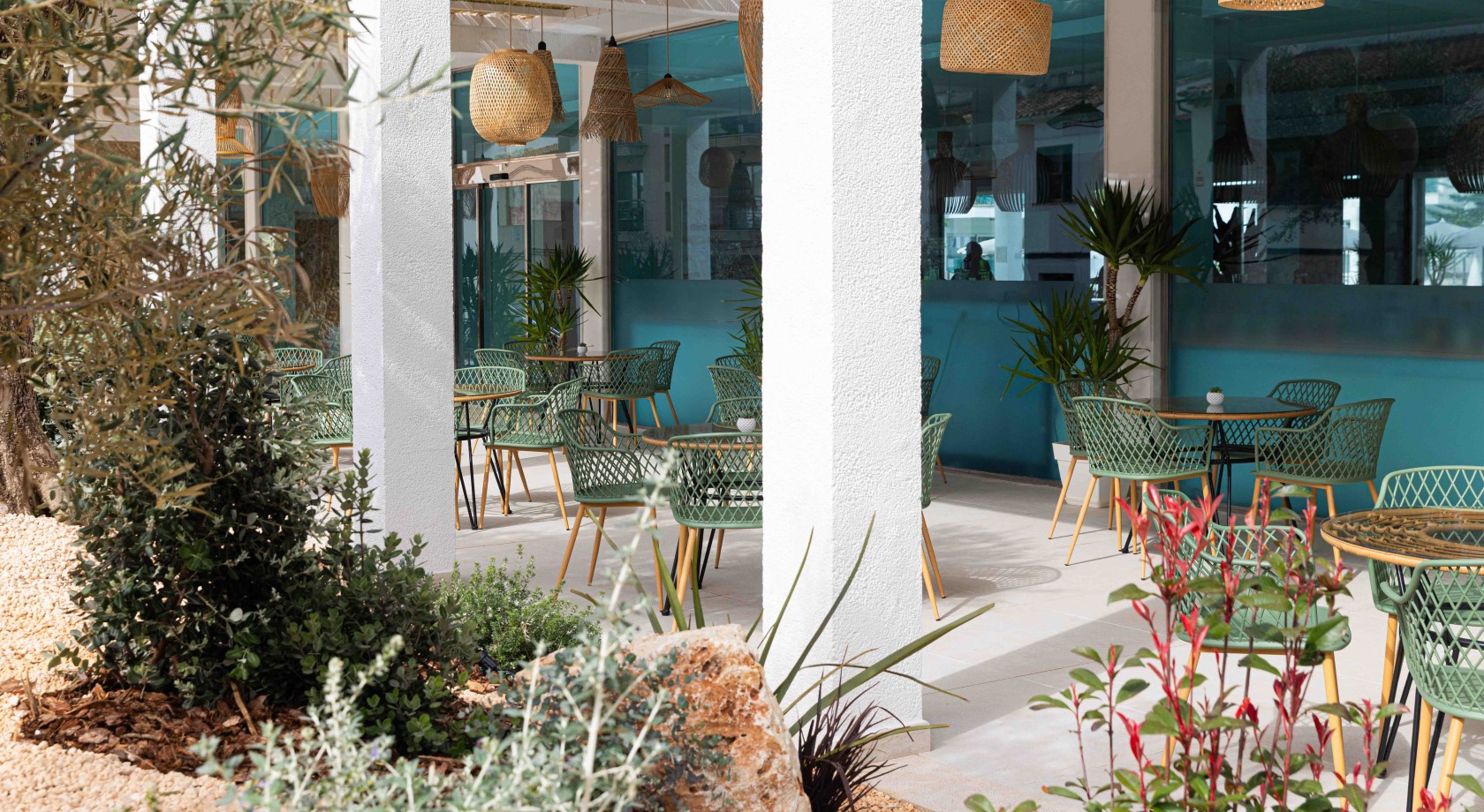 Terraza frontal con acceso a la calle Formentor que pertenece al restaunrante buffet y al lobby bar del MarSenses Puerto Pollensa Hotel & Spa Terraza frontal con acceso a la calle Formentor que pertenece al restaunrante buffet y al lobby bar del MarSenses Puerto Pollensa Hotel & Spa