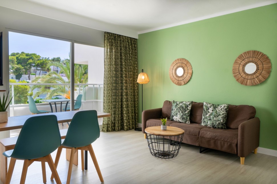 Salón comedor con terraza del apartamento superior del marsenses natura olea hotel