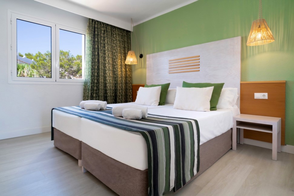 dormitorio exterior y dos camas individuales del apartamento superior del marsenses natura olea hotel