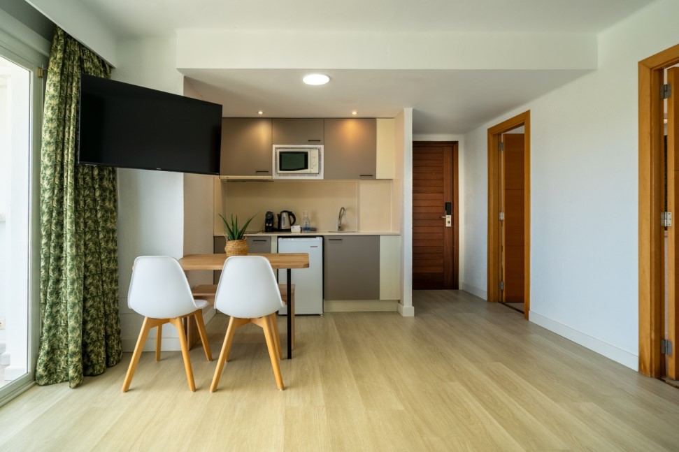 salon con cocina del apartamento superior del marsenses natura olea hotel