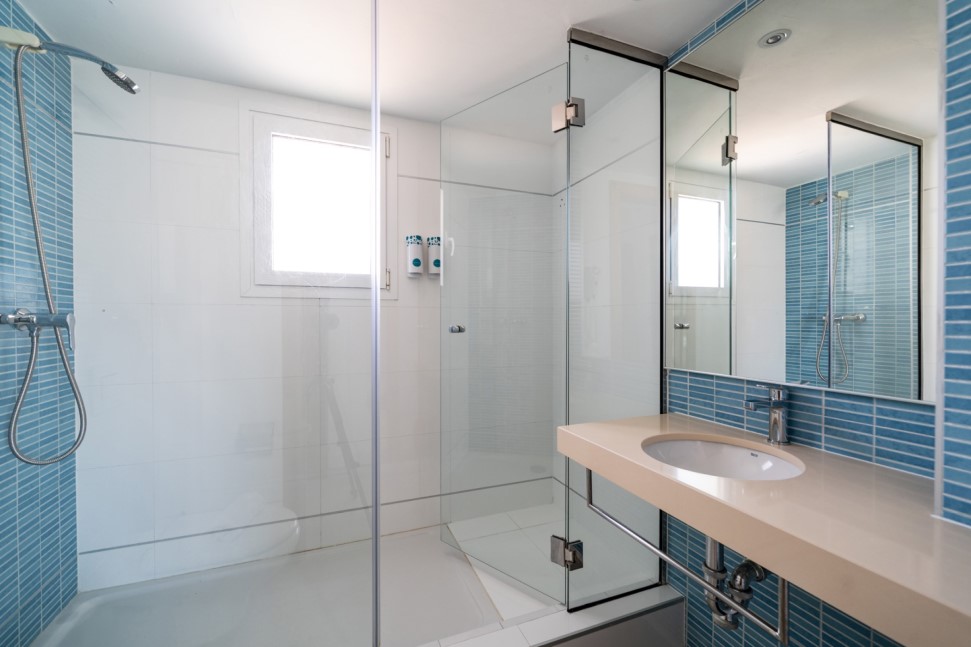 baño con ducha del apartamento superior del marsenses natura olea hotel