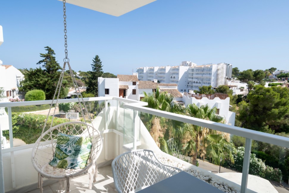 terraza amueblada del apartamento superior del marsenses natura olea hotel