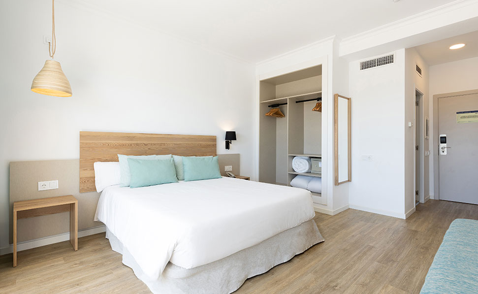 habitacion doble marsenses paradise club hotel cama y lampara habitacion doble marsenses paradise club hotel