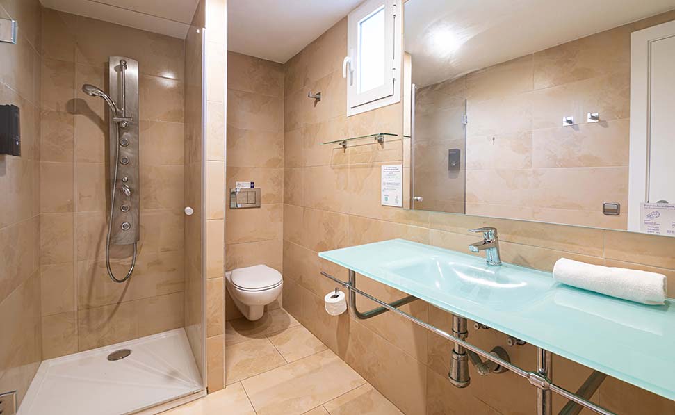 salle de bain complète appartement Marsenses Ferrera Blanca Hotel