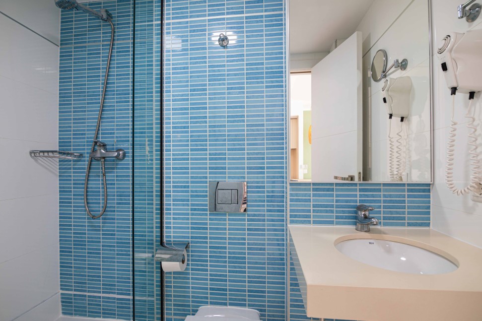 salle de bain avec douche appartament marsenses natura olea hotel