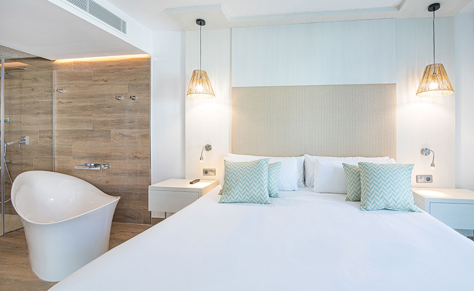 Chambre à coucher et baignoire excentrique depuis la suite junior du MarSenses Pollensa Hotel & Spa Chambre à coucher et baignoire excentrique depuis la suite junior du MarSenses Pollensa Hotel & Spa