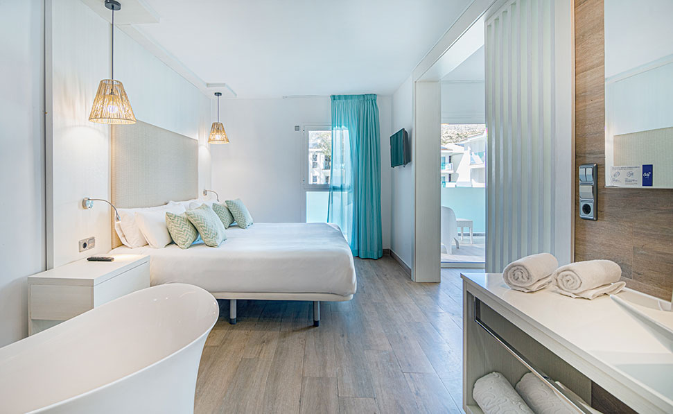 lit et lampe junior suite Marsenses Pollensa Hotel & Spa suite junior lumineuse Marsenses Pollensa Hotel & Spa