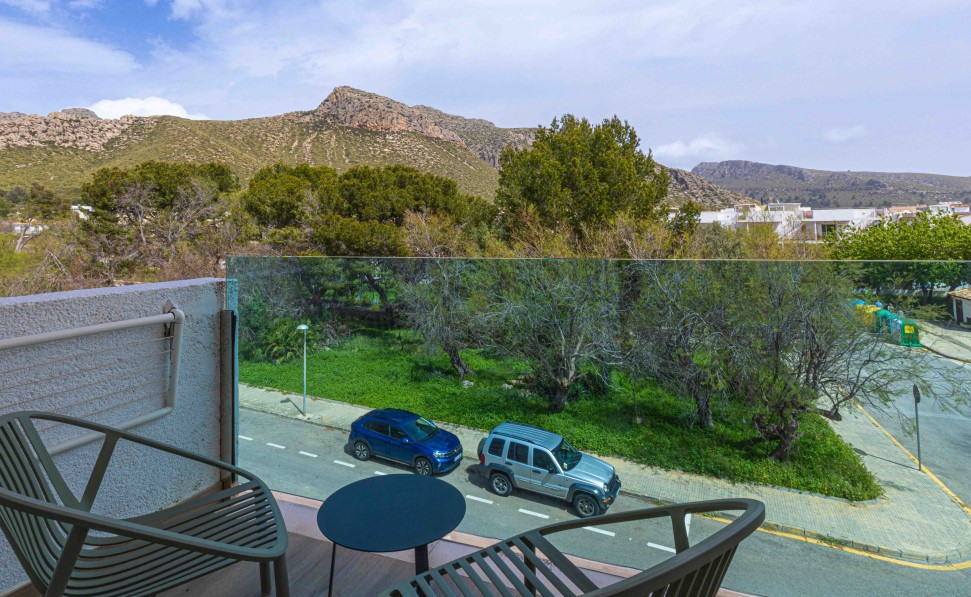 Vue lumineuse sur les montagnes de la Serra de Tramuntana depuis la junior suite du MarSenses Pollensa Hotel & Spa Vue lumineuse sur les montagnes de la Serra de Tramuntana depuis la junior suite du MarSenses Pollensa Hotel & Spa