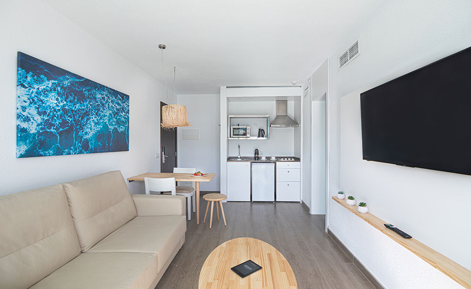Salon et kitchenette depuis la suite du MarSenses Pollensa Hotel & Spa Salon et kitchenette depuis la suite du MarSenses Pollensa Hotel & Spa