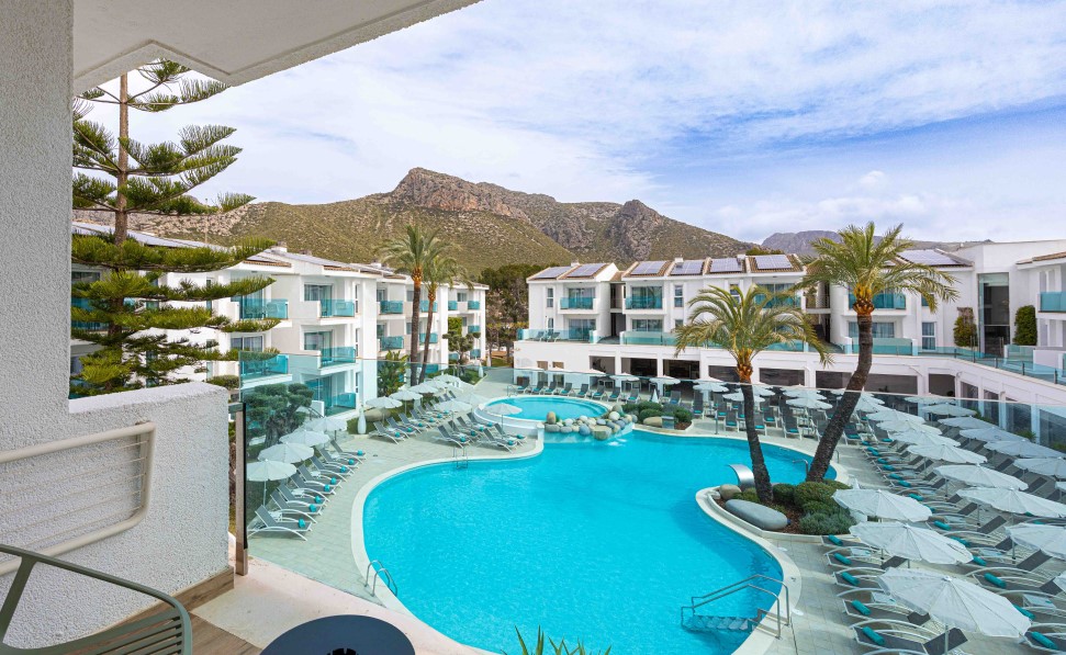 Vue sur la piscine et les montagnes de la Serra de Tramuntana au bout depuis la suite du MarSenses Pollensa Hotel & Spa Vue sur la piscine et les montagnes de la Serra de Tramuntana au bout depuis la suite du MarSenses Pollensa Hotel & Spa