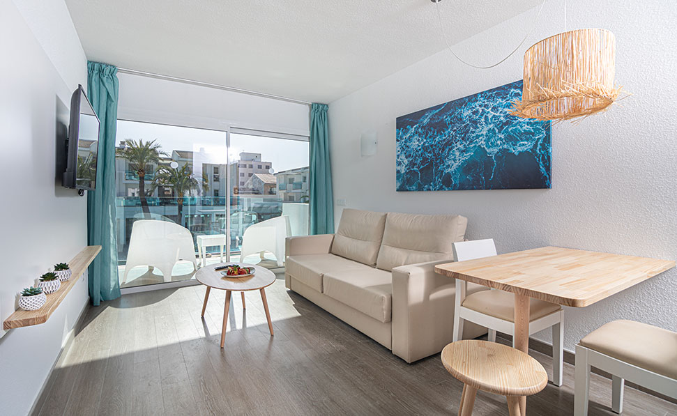canapé salon suite Marsenses Pollensa Hotel & Spa salon lumineux suite Marsenses Pollensa Hotel & Spa