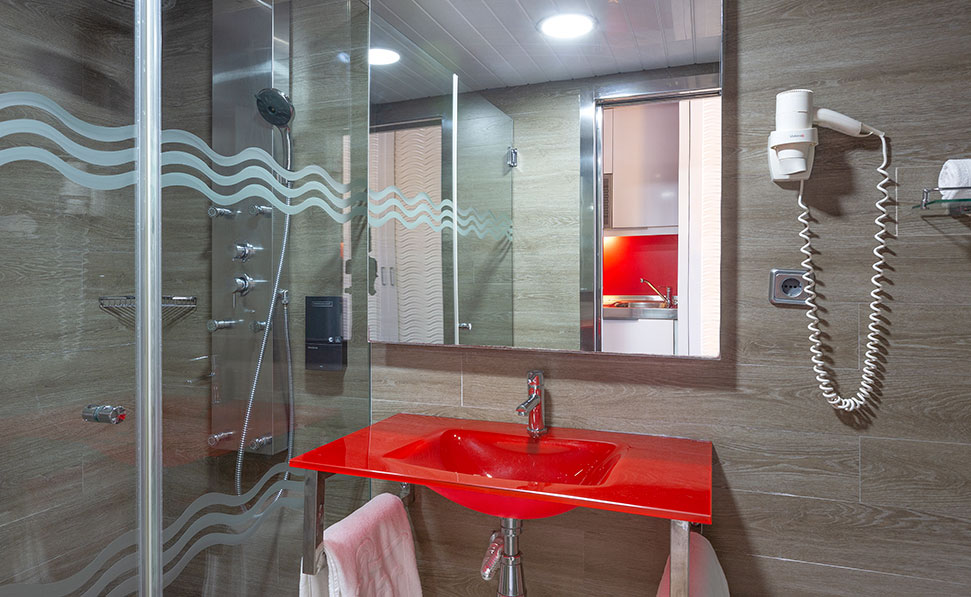 salle de bain complète Studio Vue Piscine marsenses rosa del mar hotel spa