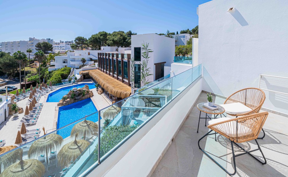 vista sulla piscina junior suite marsenses ferrera blanca hotel adults only piscina all'aperto junior suite marsenses ferrera blanca hotel adults only