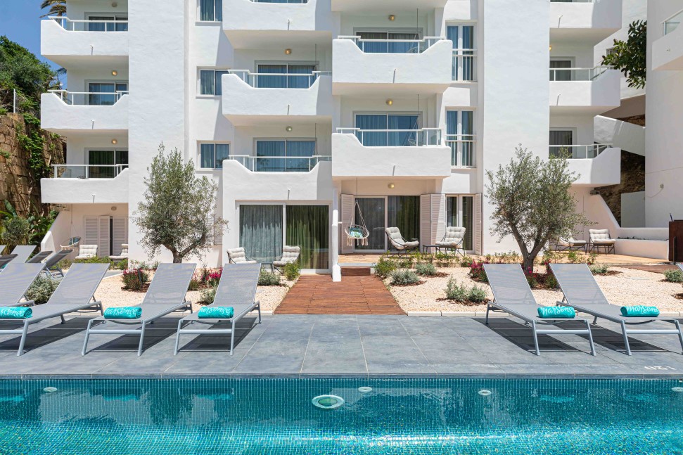 accesso alla terrazza e alla piscina esclusiva appartamento superior swimup marsenses natura olea hotel