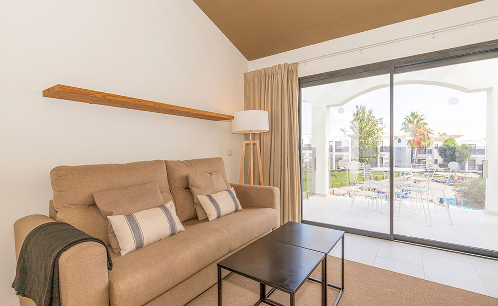 soggiorno appartamento 2 camere da letto con vista sulla piscina marsenses paradise club hotel divano salotto appartamento 2 camere da letto con vista sulla piscina marsenses paradise club hotel