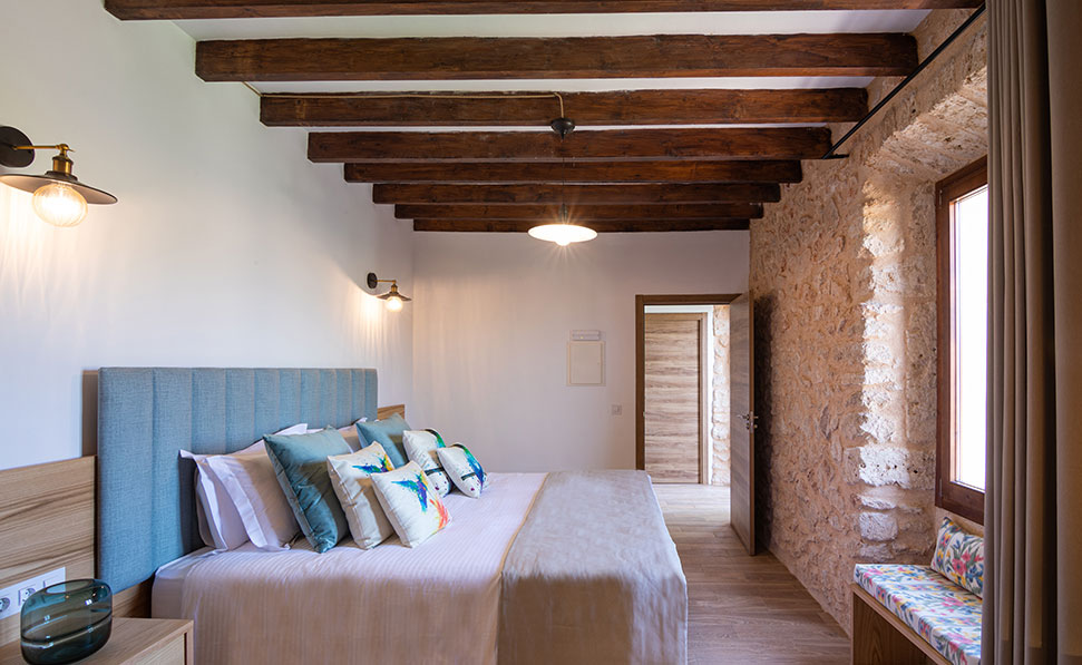 cama e almofadas quarto oroneta marsenses cas metge matas villa quarto oroneta com vigas marsenses cas metge matas villa