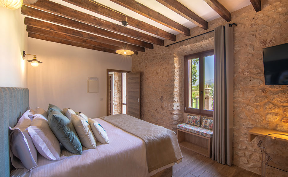cama e almofadas quarto oroneta marsenses cas metge matas villa quarto oroneta com vigas marsenses cas metge matas villa