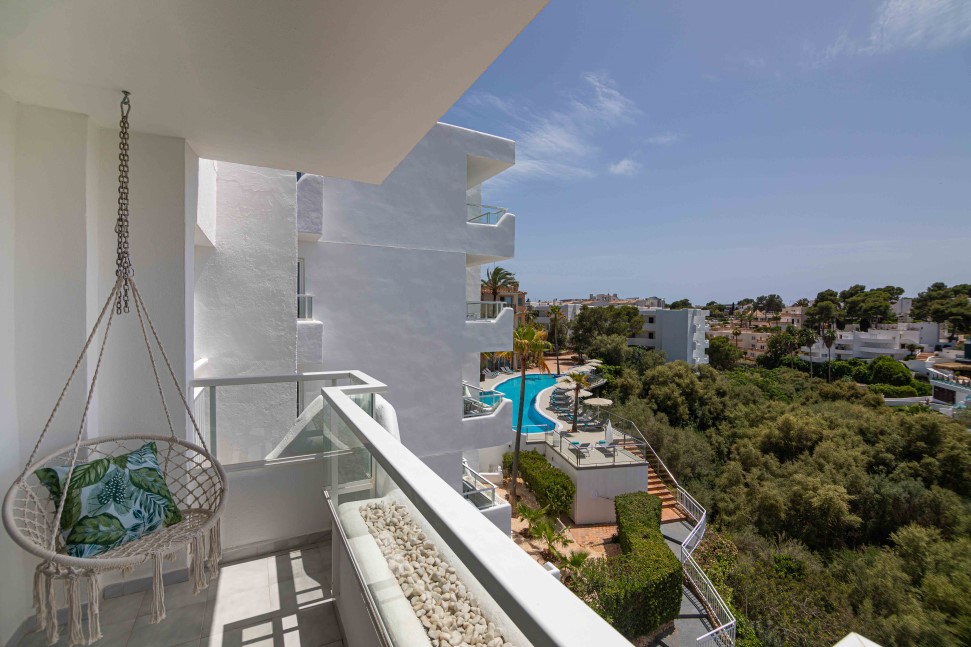 cama de casal apartamento superior com vista para a piscina marsenses natura olea hotel