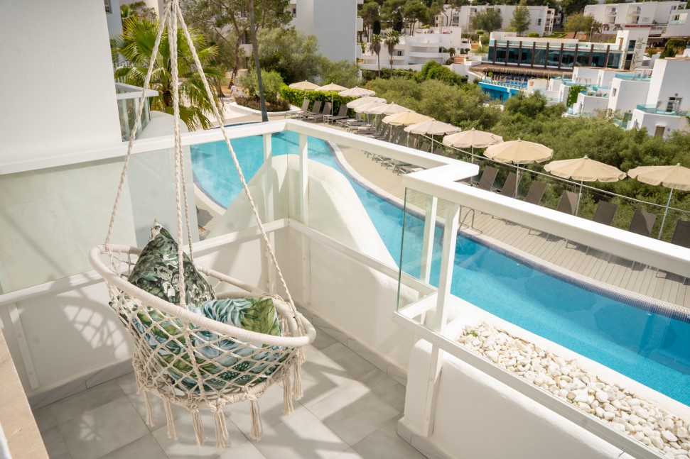 terraço apartamento superior com vista para a piscina marsenses natura olea hotel