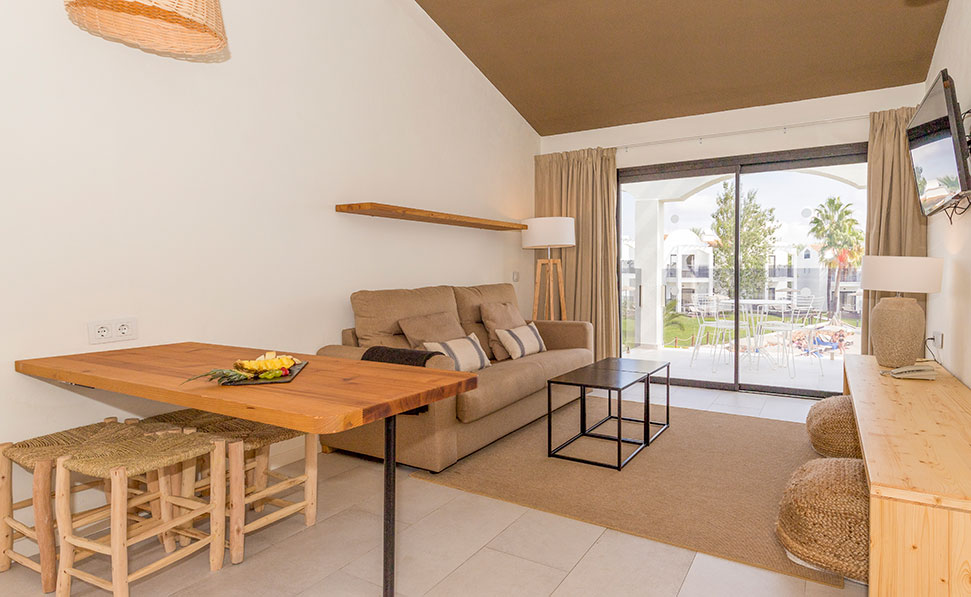 sala de estar e jantar apartamento 2 quartos com vista para a piscina marsenses paradise club hotel